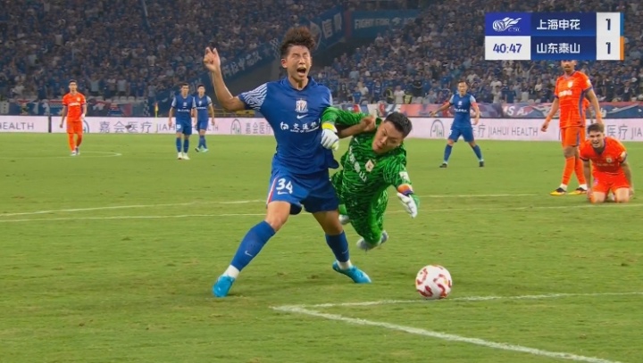 刘诚宇抢出机会被放倒!王大雷扑救抢球送点,吴曦点射破门!
