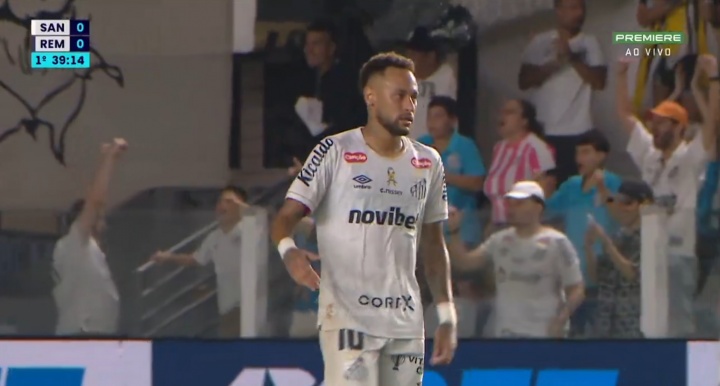 一号娱乐-心里有火!内马尔妙传送助攻后表情严肃,队友用手指他的方向庆祝