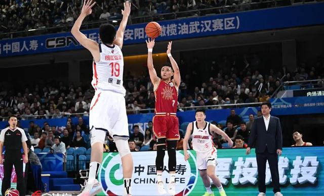 yihao-CBA八强夜爆冷？北京赛季三杀广东，上海轻取山东